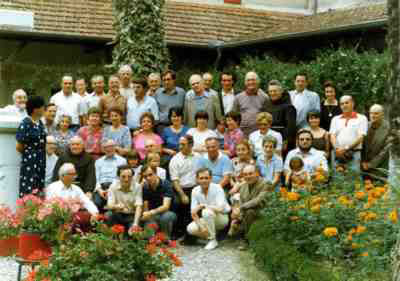 Donapaleuko eta Briveko frantziskotar ikasle ohien biltzarra Manexen apaizgintzako 25.urteburuan. 1983