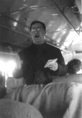 Manex autobusean gazte talde batekin. 1963